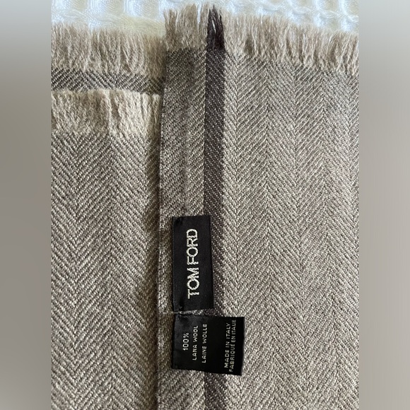 TOM FORD scarf in 16.5-micron wool herringbone is a great choice. Greyish Brown - Picture 6 of 7